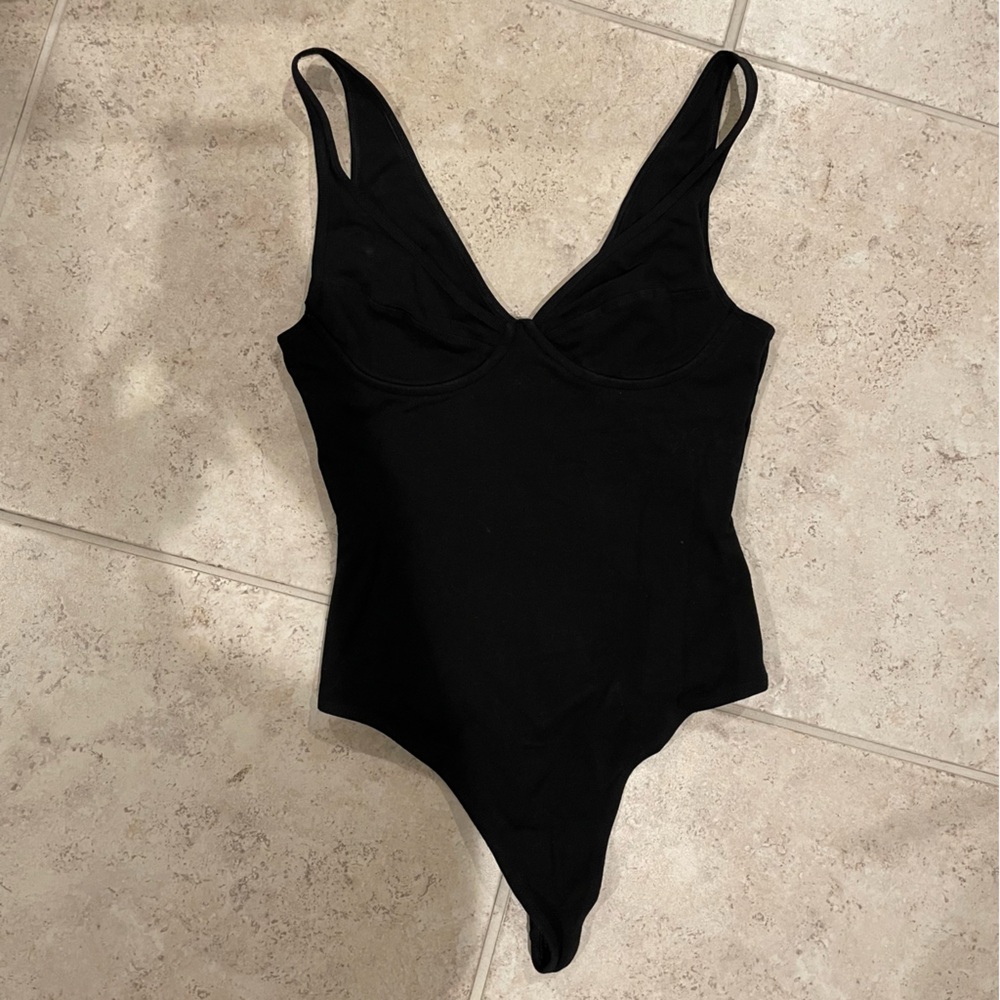 Aritzia The Group Babaton Contour Black Bodysuit Minimalist Summer Everyday Wear - Picture 3 of 3